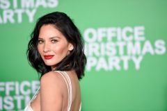 olivia-munn-at-office-christmas-party-premiere-in-westwood-12-07-2016_3